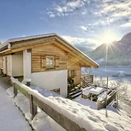 Feriehus Schoeneben Heidi's Alm Huette Wald im Pinzgau